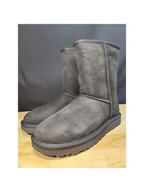 UGG boot size 6 Classic short ii